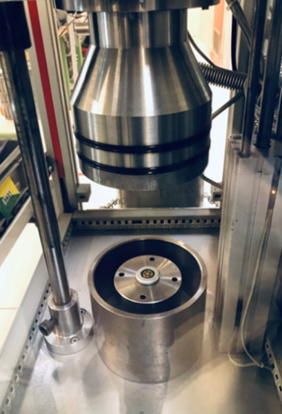 spectrometer Testing the hermeticity of Fischer Connectors’ products per IEC 60068-2-17 requires a helium mass spectrometer (photo: Fischer Core DEE receptacle).